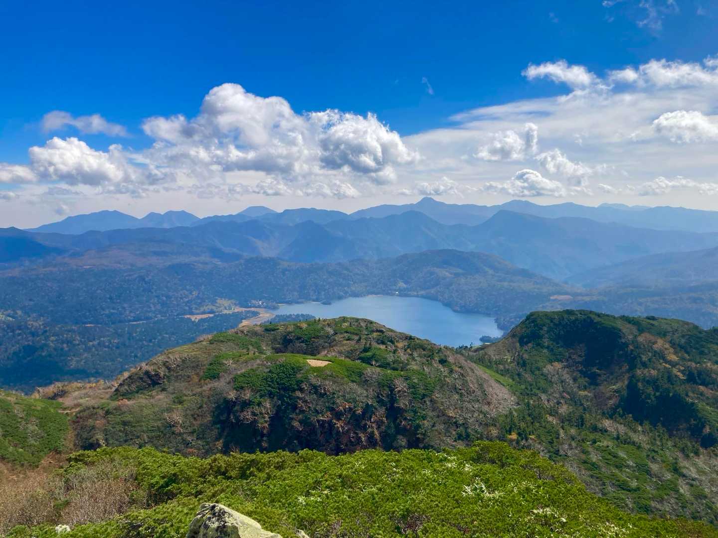 尾瀬沼の向こうには男体山や日光白根山も✨