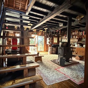 てことで屋内へ。雰囲気良いね〜。いつか泊まってみたいな。