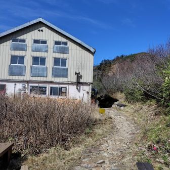 冷池山荘は本日が営業最終日
山荘でまったり過ごすため受付を済ませて、
鹿島槍ヶ岳へ向かいます