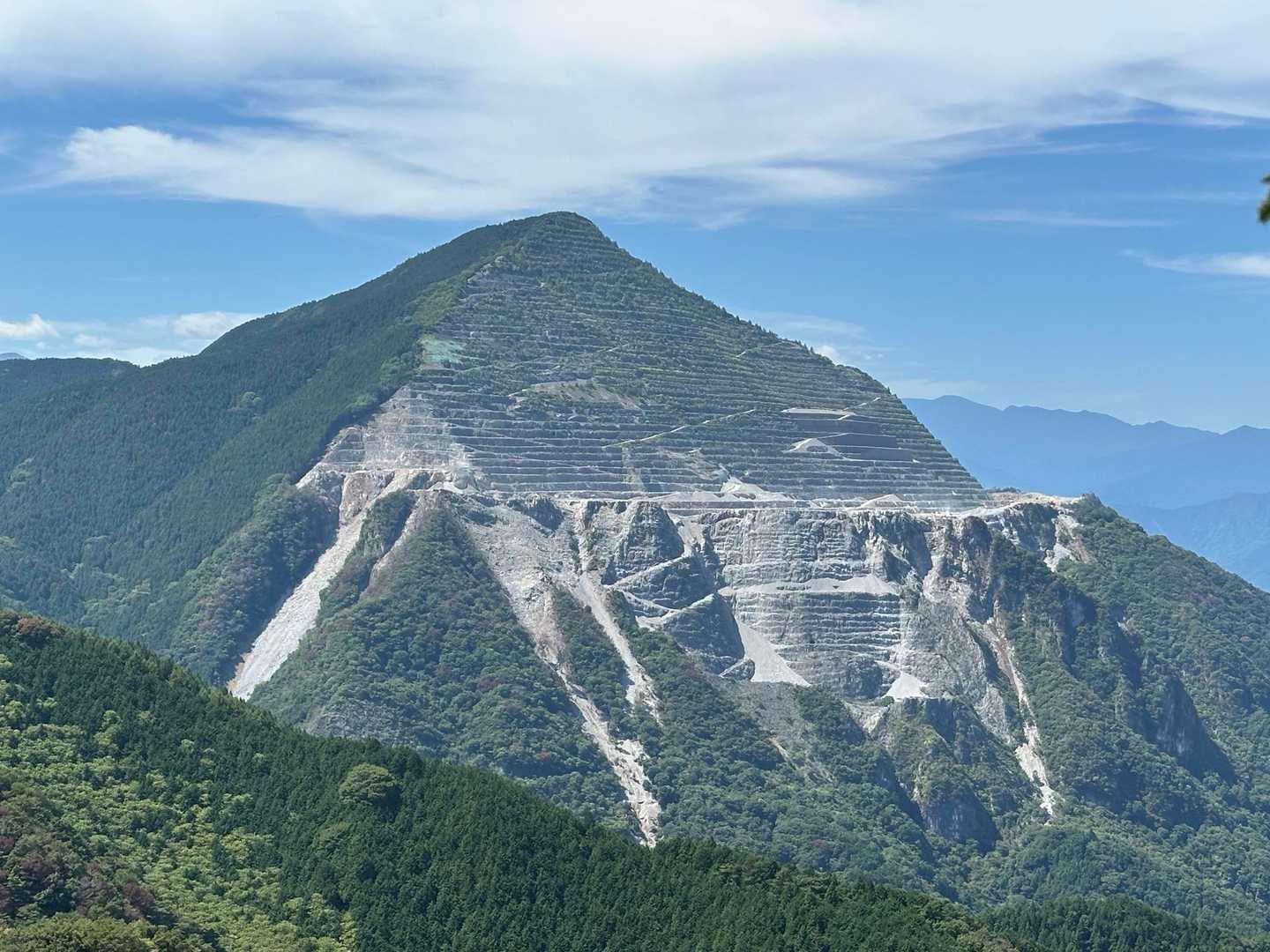 見晴らしの良いポイント
岩の上に気をつけて登って見たら…
ドーンと武甲山がピラミッドみたいでした⛰️