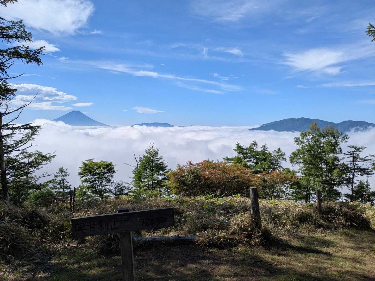 ここも意外と景色がいい😊
雲海とはよく言ったもので海に見える
富士山の右に浮かんでるのが毛無山ですね