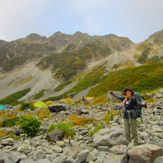 衝動買いした「穂」Tを着て下山します。
絶景カールをバックに📸
（この後はおそらく私の素敵パジャマとなる運命）