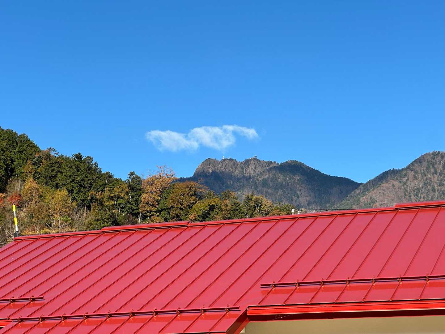 駅舎の上には本日の行先