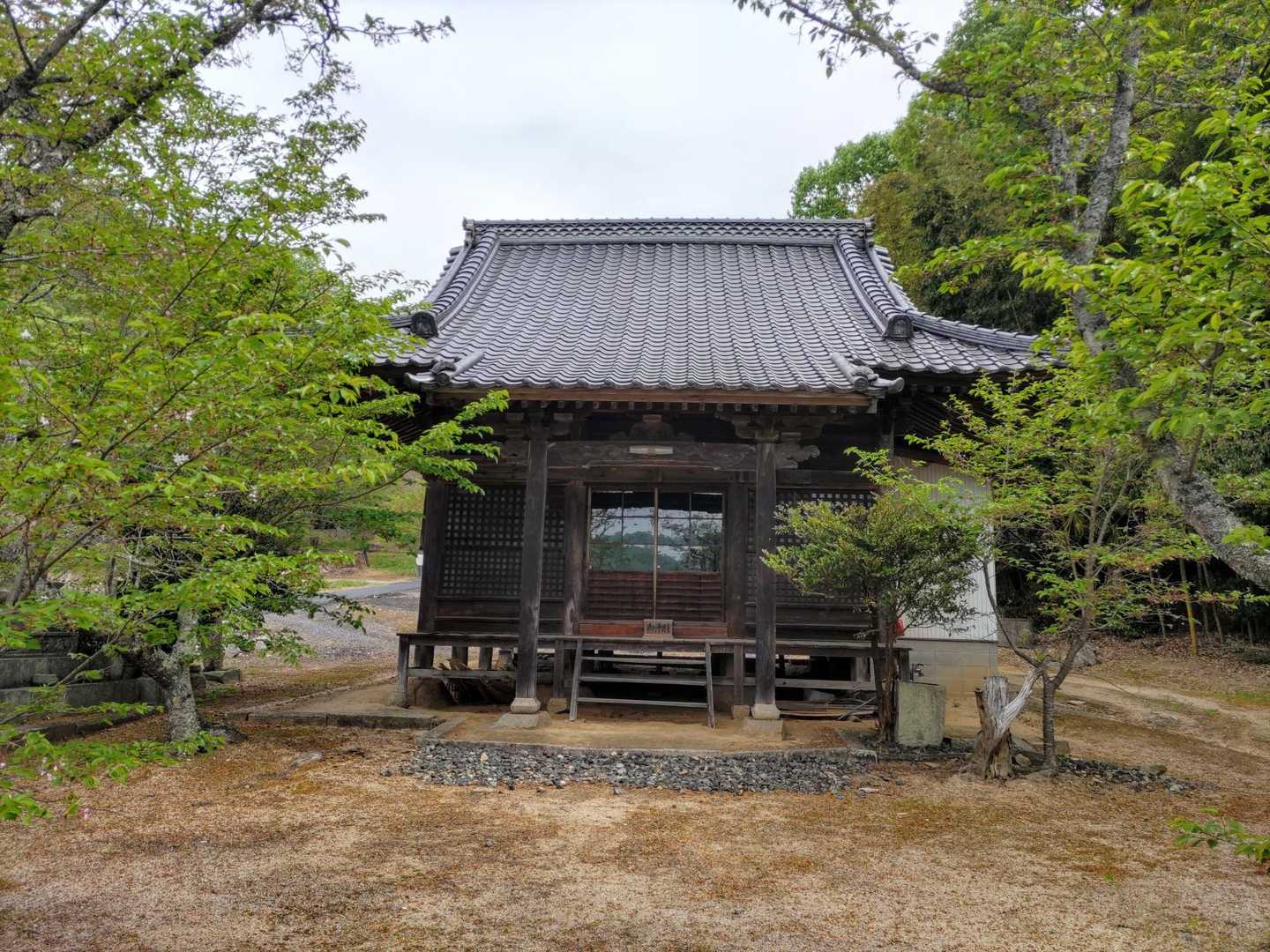 お寺さんの横から登山道ヘ