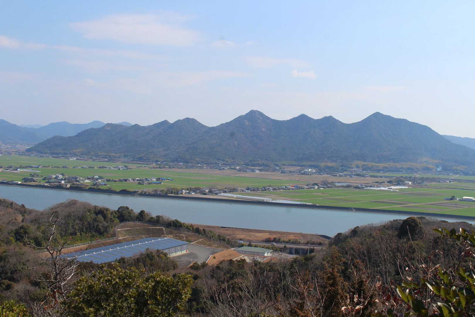 〔西北西方向の景色〕
ギザギザな山容が目を引く火ノ山連峰
秋穂八ヶ岳とも呼ばれています