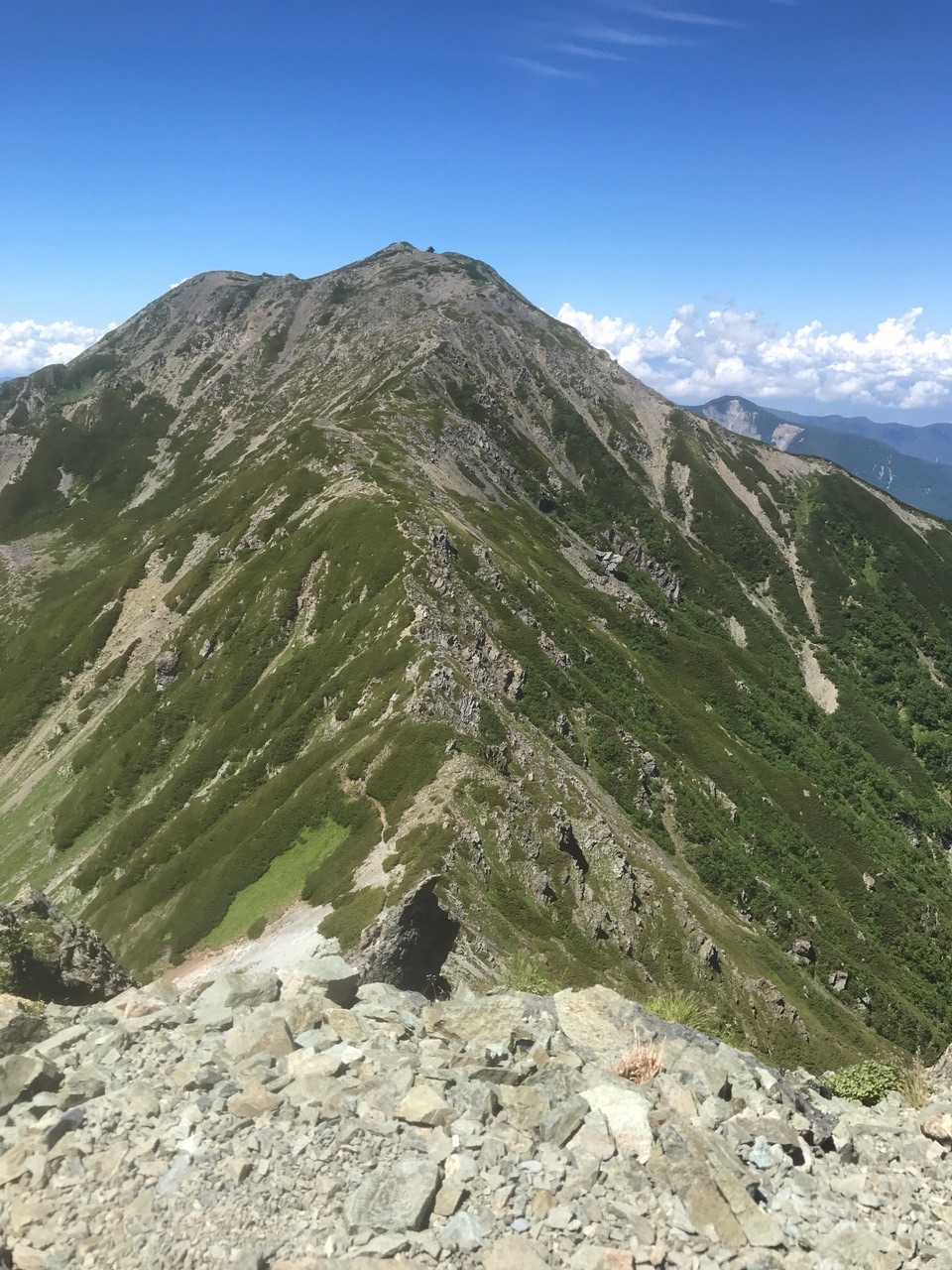 通過して来た荒川中岳
頂上避難小屋🛖が見れます❗️