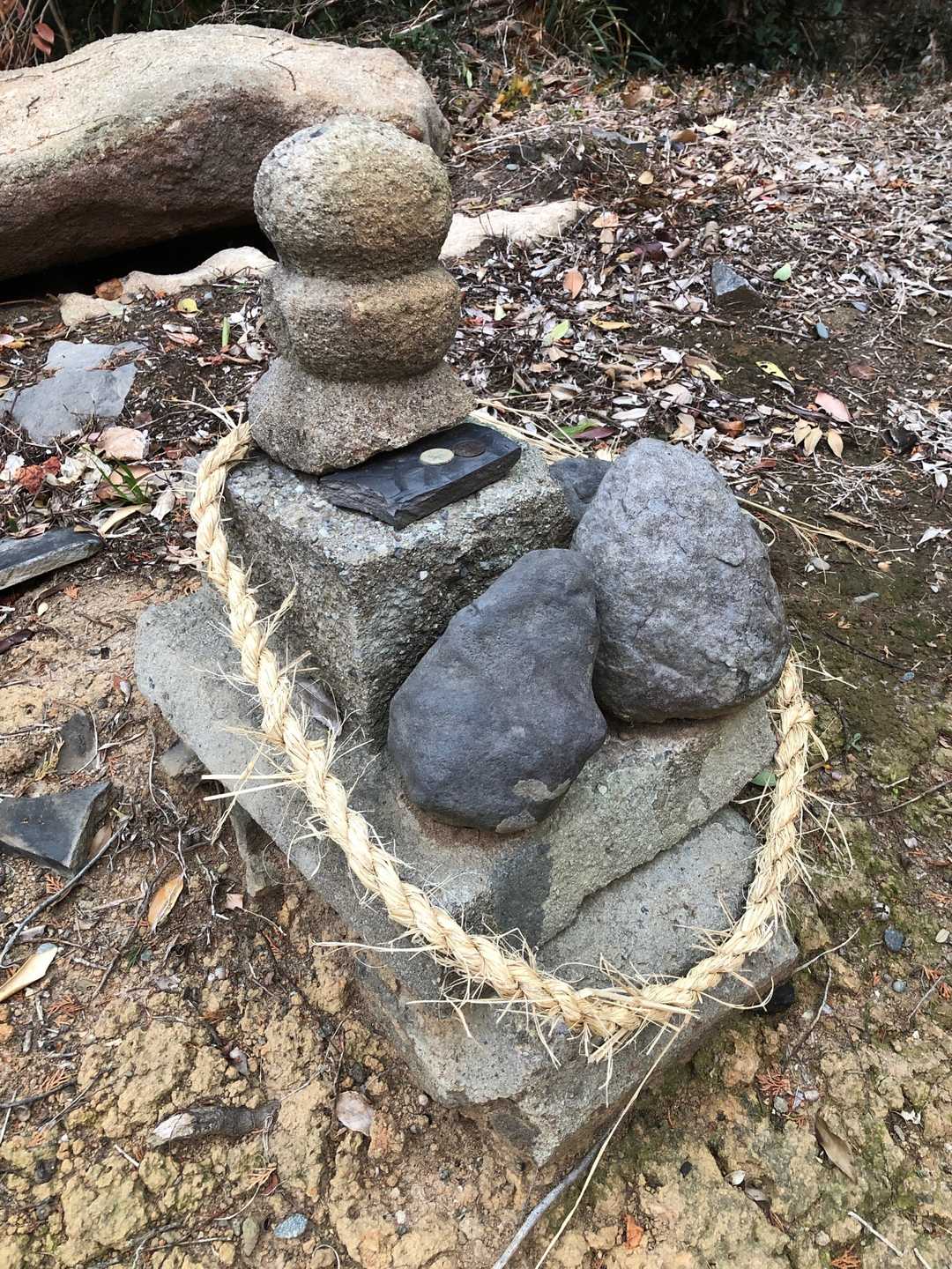 社の横にあった石作りのモニュメント🪨
何か山頂っぽい 笑
ここを塚黒山山頂とします⛰