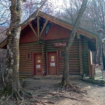 三頭山避難小屋。