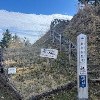 登山口までの林道　もみじ谷の関電のダム湖までは問題なし。そこから離れてから20分ぐらい、落石あるし狭いし、カーブの連続です。