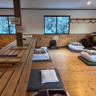 今回は大広間でした。
左右の壁際と真ん中の合わせて3本の川で寝ます。暖かくて最終的にはTシャツタイツで寝ました🤭