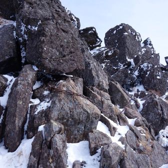 アイゼンだと登りづらいけど
難しいところはなかったので
慎重に行けば大丈夫です👍🏻