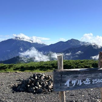 下山途中でイザルケ岳へサクッと寄りました