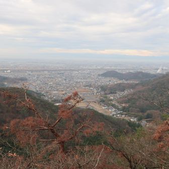 岩木をトラバースしてルート復帰、足利の町並みが見える