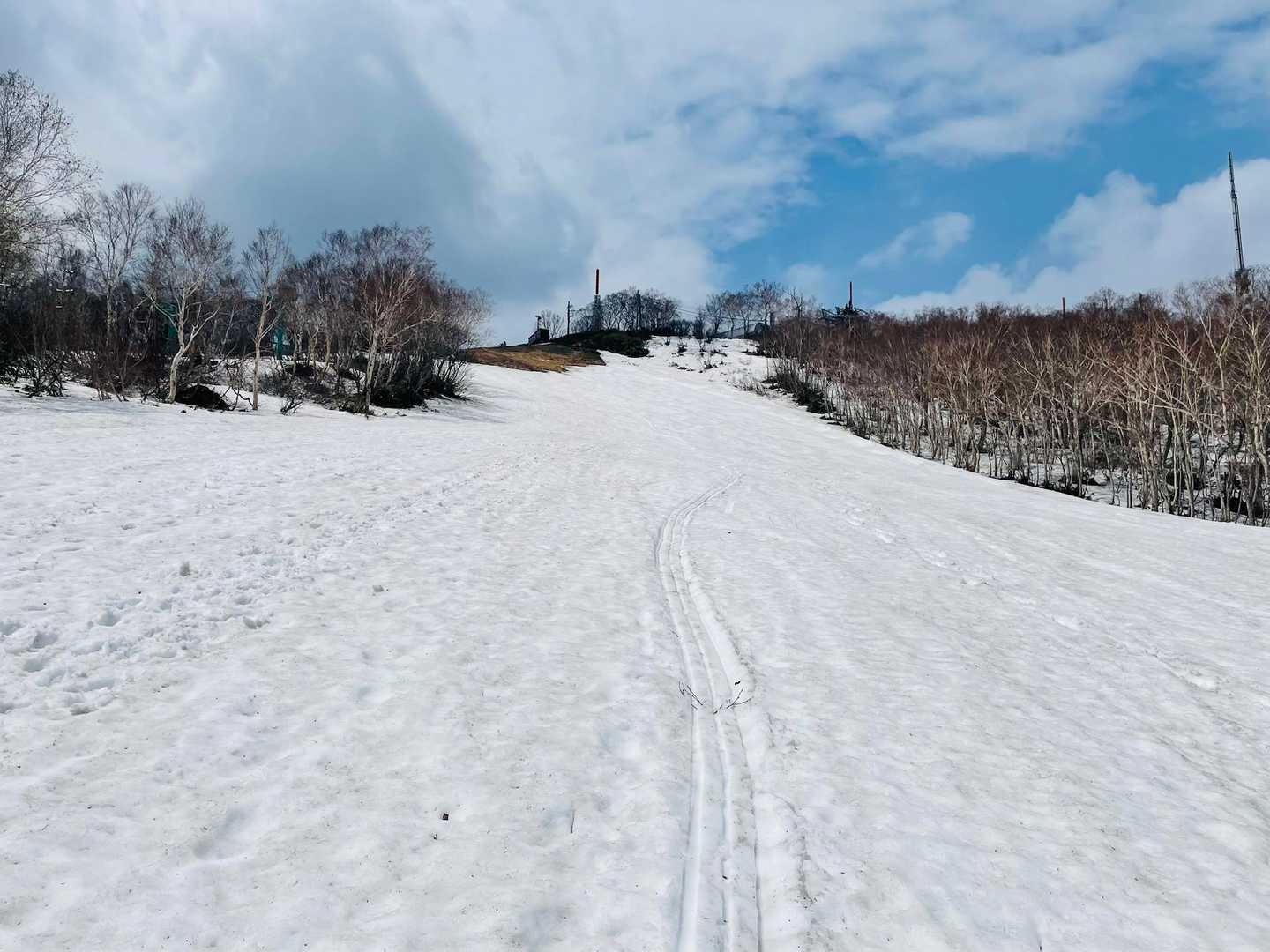 ゲレンデ上部はまだ雪がたくさんありました
赤い流星号のシュプールがゲレンデ中央に🛷

もしかしてと期待していた方🏂はいませんでした😢