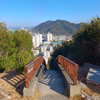 高倉山から団地エリアへの長い階段を下る。