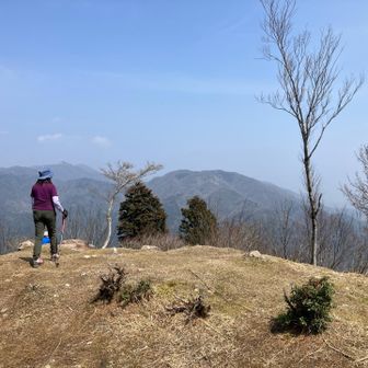 国見広場です。正面に入道ヶ岳が見えました。
ここでお昼ご飯を食べました。