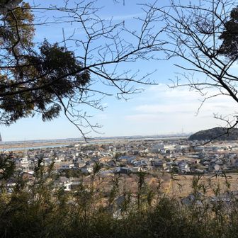 もう少し先にもお休みできるスポットからの香取駅方面の眺め