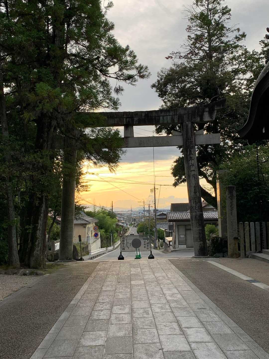 鳥居と夕焼け。