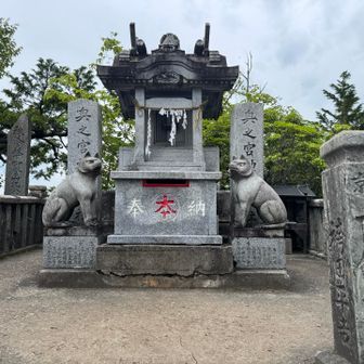 三峰神社なので狛犬ではなく狛狼に守られてる