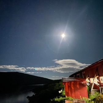 夜になると空が晴れてきたので、また外へ