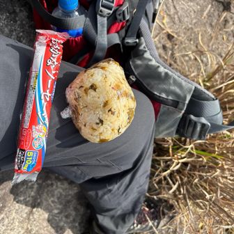 お昼ご飯は、高菜にぎり飯とソーセージ。狭くてガスバーナーが使いにくかったのでこれだけ。
帰りは周回コースを予定していたけど、赤ロープが張ってあったのでピストンコースに変更。