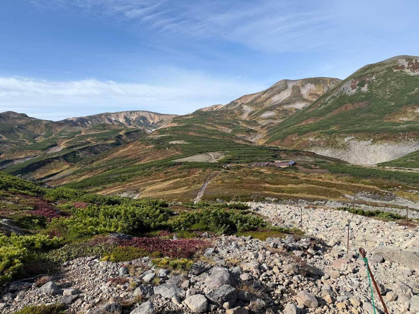 山に飛び込んでいく素敵な道