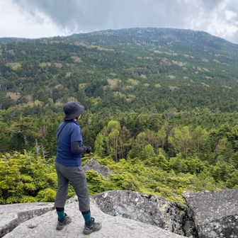 大きな岩が積み重なってできています。

こんな山の中に不思議です
