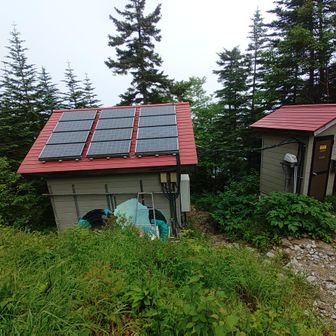 7合目避難小屋にトイレもある
この小屋、めちゃ綺麗でロフトもありました😍👍
帰りに雨宿りで休憩できた🙏