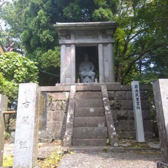 菊池武重霊社。
ここに菊池氏が祀ってあるとは！
南北朝時代に先勝祈願した場所なんだって。