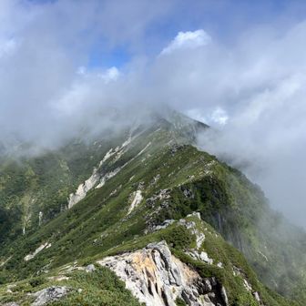 赤梛でしばらく空木岳山頂付近の雲がなくなるのを待ってみたけど、これが精一杯だった