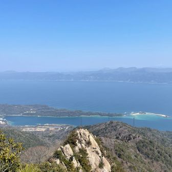 水島に向かって細く伸びている明神崎も綺麗だなと思っていつも見てます💚
岬の中には猪ヶ池