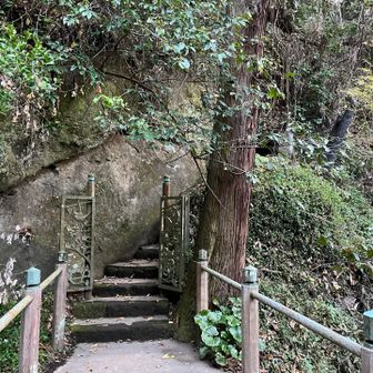 門扉を通って階段を登ると