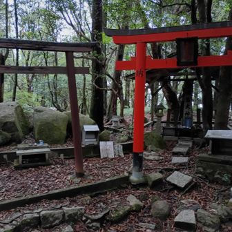 山頂の巨石にゃ。