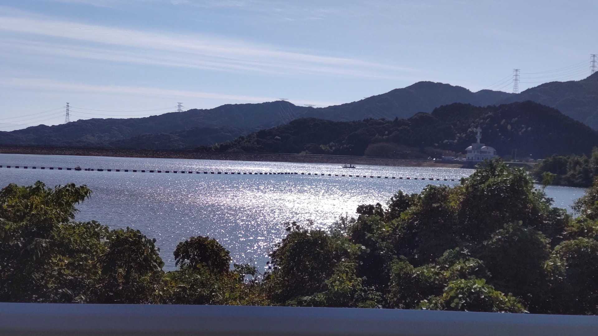 朝日に光る天拝湖✨
