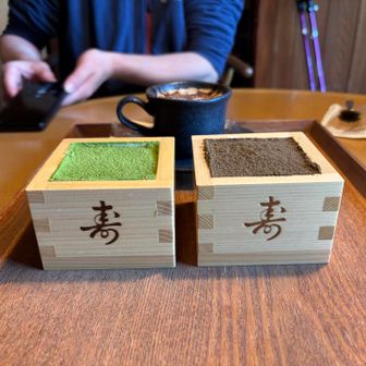 ティラミス自体はそれぞれ味が違う気がします（抹茶の方が酸っぱい感じ）
ほうじ茶パウダーはかなりお上品な感じでした👍