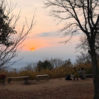 今朝の日の出は7時12分の予定
雲が厚く14分遅れて現れた