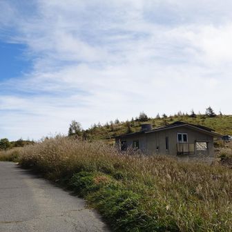 鉢伏山荘で300円払い入山
車で来る観光客もたくさんいました