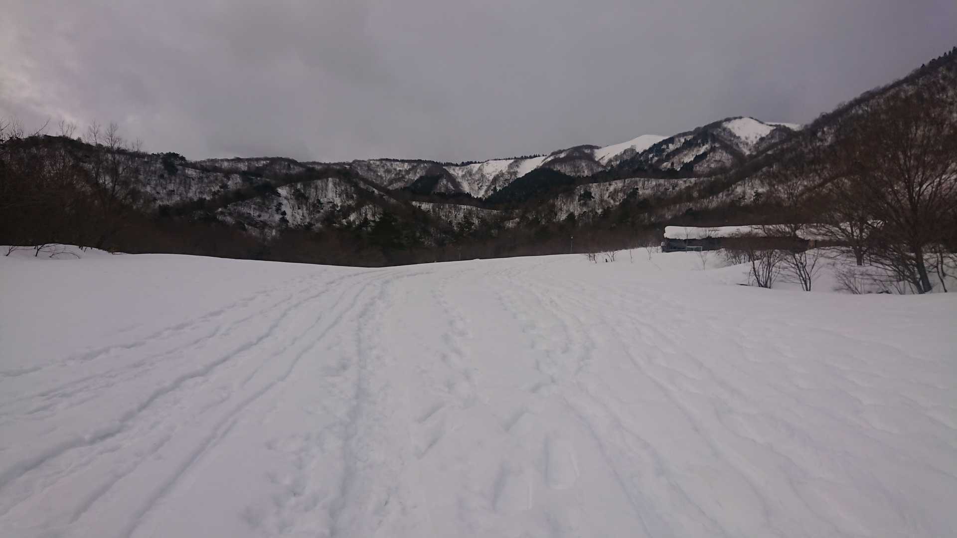 スキー場跡の登りが一番雪が重くて沈み込んでしんどかったです😅
