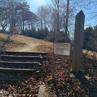 松本城から車で10ほどで芥子望主山の駐車場🅿️
立派なトイレもある