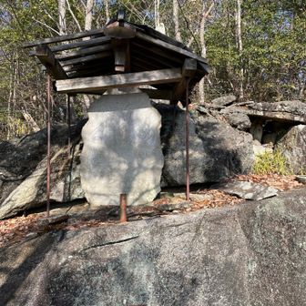 山頂近くの石碑