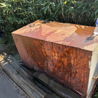 切合避難小屋に着いたら小屋閉め作業中で、ホースからの水を補給させていただけた