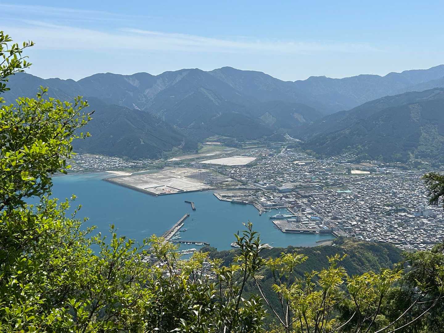 眼下に尾鷲湾。上に行くとよりきれいに見えるかな？