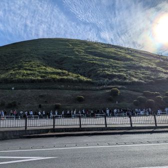 大室山を見上げて〜🤳
山の麓はリフト並びに凄い人人人人人😂😂😂
駐車場も満車で停めれないみたいなので残念ですが断念して退散です😂