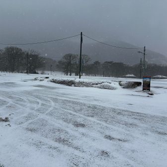 久しぶりに白い道路走って長者原へ

最強寒波ワクワク☺️

吉部から暮雨の滝を
見に行こうかと思ったけど、
吉部だと雪で車埋もれそうなので
長者原スタートにします▶️