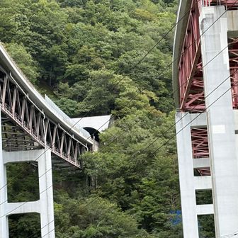 山に吸い込まれる高速道路
