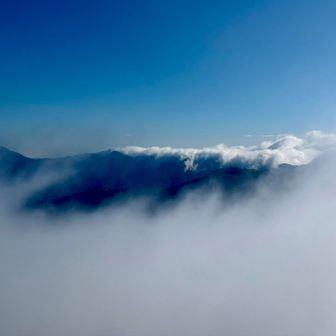 先週登った越後駒ヶ岳側から滝雲が流れている