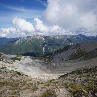 カール見えました✨
4つのカールのうち中央カールと呼ばれるもの
それにしても赤牛岳～水晶岳、長～い💦