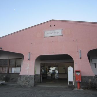 誰も居ない待合室で丁寧に体操。ザックの温度計は５℃を指していた。