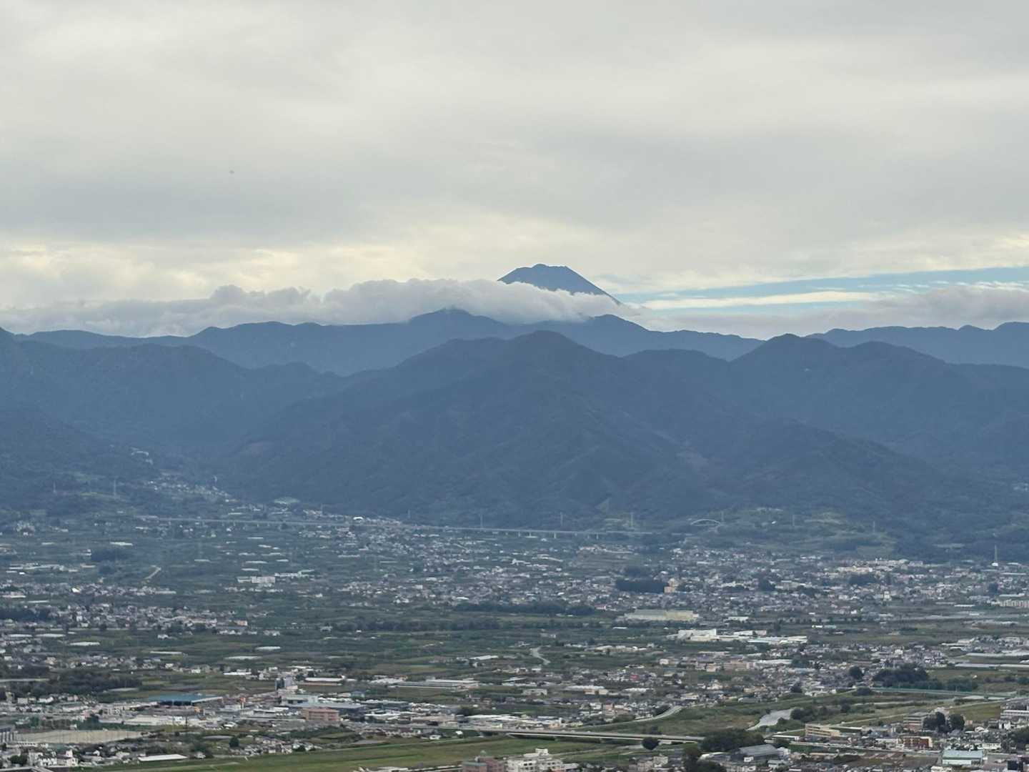 第2展望台より
石和温泉郷の街並と
雲に隠れてしまった富士山🗻