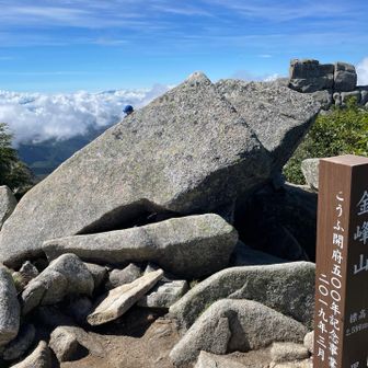 山頂岩の向こうに五丈岩と左にちょこっと見える（？）富士山